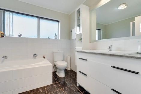 Photo of property in 6 Chichester Drive, Rosehill, Papakura, 2113