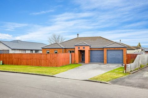 Photo of property in 28 Hawkins Place, Rangiora, 7400