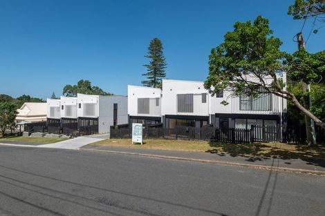 Photo of property in 2/18 Handley Avenue, Narrow Neck, Auckland, 0624