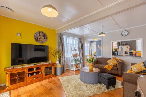 Photo of property in 6 Churchill Street, Waipukurau, 4200