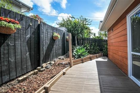 Photo of property in 2/20 Hogans Road, Glenfield, Auckland, 0629