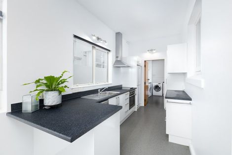 Photo of property in Devonport Apartments, 30/127 Saint Aubyn Street, New Plymouth, 4310