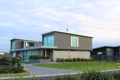 Photo of property in 10 Paraoa Crescent, Omaha, 0986