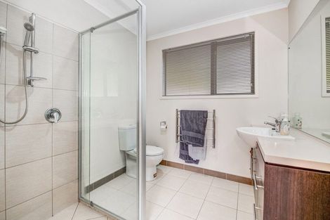 Photo of property in 42 Manuka Grove, Helensville, 0875