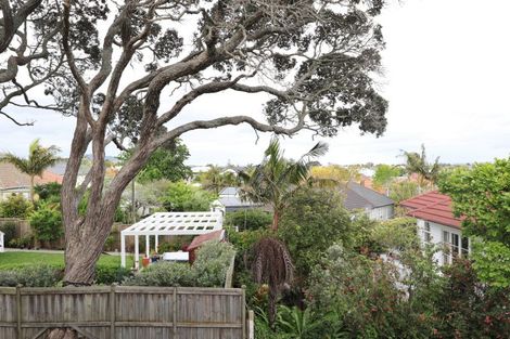 Photo of property in 4/77 Old Lake Road, Narrow Neck, Auckland, 0624