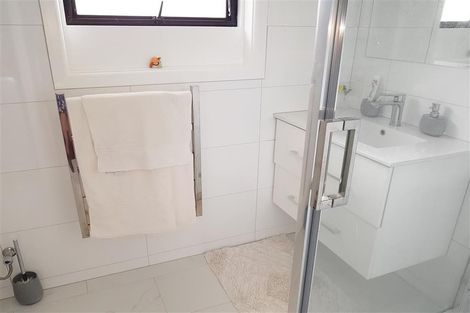 Photo of property in 2/1 Grassways Avenue, Pakuranga, Auckland, 2010