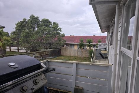 Photo of property in 4 Longbill Place, Glendene, Auckland, 0602