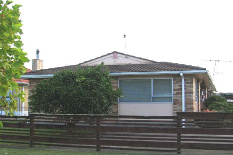 Photo of property in 2/152 Lincoln Road, Henderson, Auckland, 0610