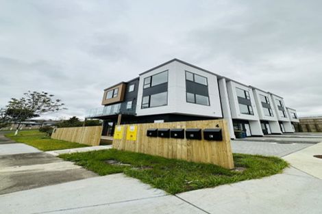 Photo of property in 4d Flaunty Place, West Harbour, Auckland, 0618