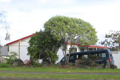 Photo of property in 2/17 Gosford Drive, Botany Downs, Auckland, 2010