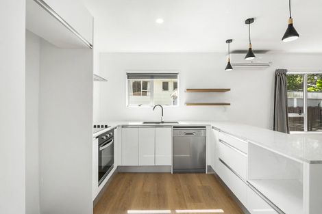 Photo of property in 2/8 Thistledew Place, Bayview, Auckland, 0629