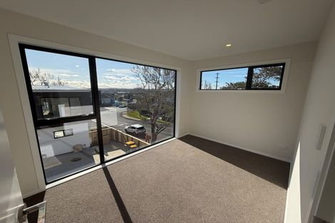 Photo of property in 27 Meadowood Drive, Unsworth Heights, Auckland, 0632