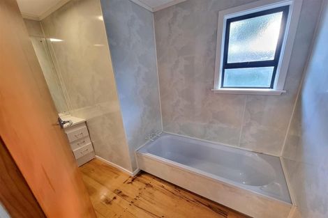 Photo of property in 4 Graham Avenue, Te Atatu Peninsula, Auckland, 0610