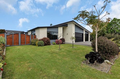 Photo of property in 11 Waitemata Drive, One Tree Point, 0118