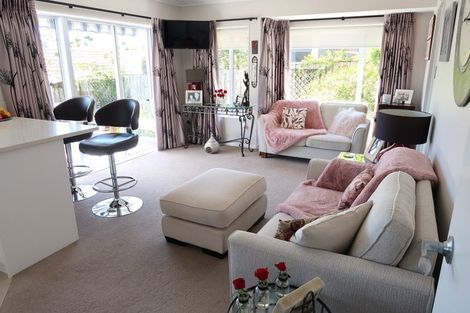 Photo of property in 36 Gillett Place, Botany Downs, Auckland, 2014