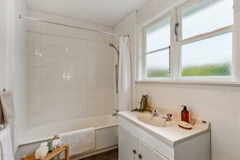 Photo of property in 105 Seaview Road, Paraparaumu Beach, Paraparaumu, 5032