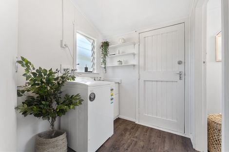 Photo of property in 70 Pioneer Road, Moturoa, New Plymouth, 4310