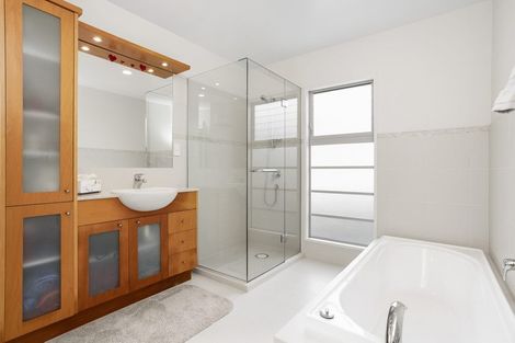 Photo of property in 2/164 Aberdeen Road, Campbells Bay, Auckland, 0620