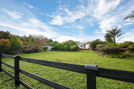 Photo of property in 102 Boord Crescent, Kumeu, 0891