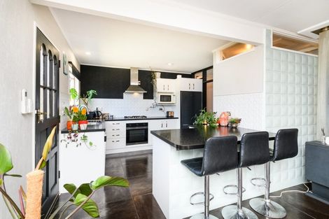 Photo of property in 6 Pukatea Place, Milson, Palmerston North, 4414