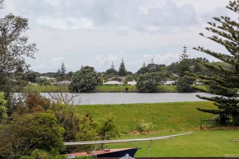 Photo of property in 105 Domett Street, Waitara, 4320