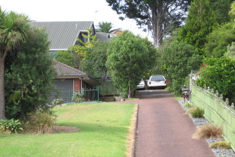 Photo of property in 7 Taupiko Place, Green Bay, Auckland, 0604