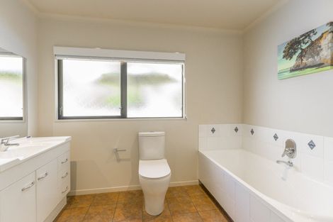 Photo of property in 94 Weggery Drive, Waikanae Beach, Waikanae, 5036