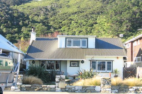 Photo of property in 22 Maire Street, Eastbourne, Lower Hutt, 5013
