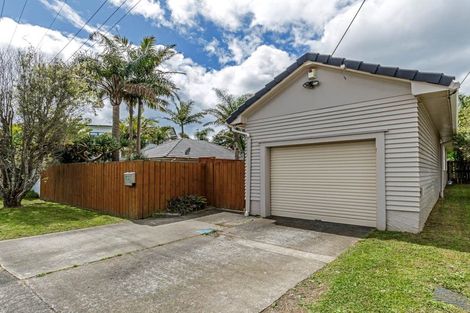 Photo of property in 2/9 Merton Avenue, Glenfield, Auckland, 0627
