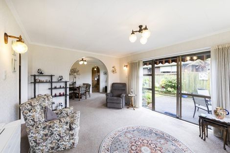 Photo of property in 2 Huhana Court, Hokowhitu, Palmerston North, 4410