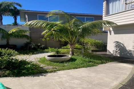 Photo of property in 1/18 Holdaway Avenue, Northcote, Auckland, 0627