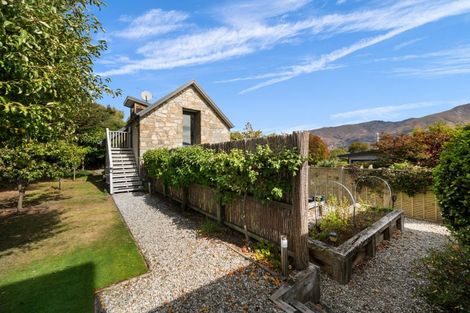 Photo of property in 8b Minaret Ridge, Wanaka, 9305