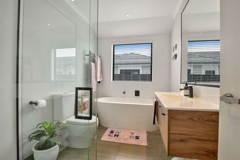 Photo of property in 9 Kauri Grove Drive, Kumeu, 0810