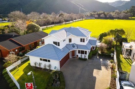 Photo of property in 16 Kingfisher Close, Brown Owl, Upper Hutt, 5018