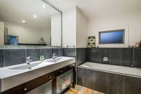 Photo of property in 5 Holiday Road, Milford, Auckland, 0620