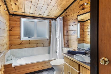 Photo of property in 28 Ewing Grove, Acacia Bay, Taupo, 3330