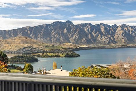 Photo of property in 44 Wynyard Crescent, Fernhill, Queenstown, 9300