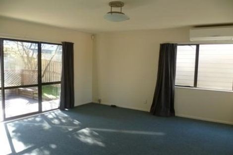 Photo of property in 3 Thalia Place, Totara Vale, Auckland, 0629