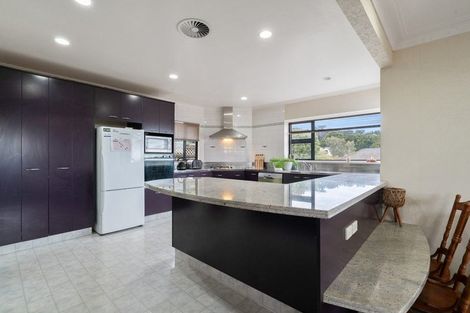 Photo of property in 56 Ribbonwood Crescent, Goodwood Heights, Auckland, 2105