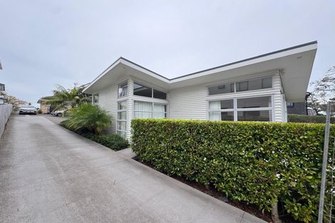 Photo of property in 8a Glenfield Road, Birkenhead, Auckland, 0626