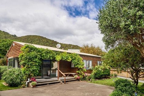 Photo of property in 105 Marine Parade, Eastbourne, Lower Hutt, 5013