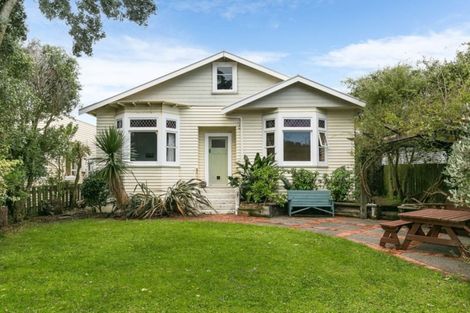Photo of property in 16 Chatham Street, Berhampore, Wellington, 6023