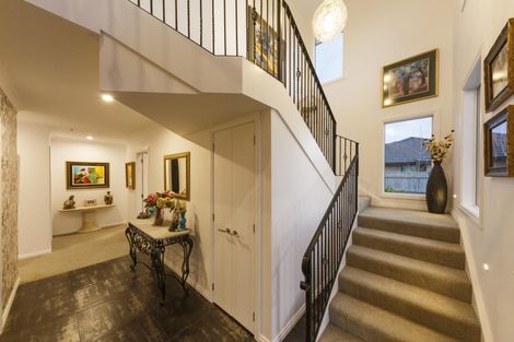 Photo of property in 124 Johnstone Drive, Fitzherbert, Palmerston North, 4410