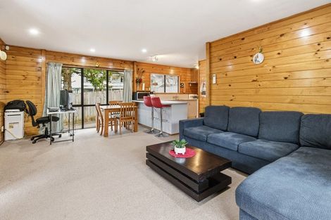 Photo of property in 94a Newlands Road, Newlands, Wellington, 6037