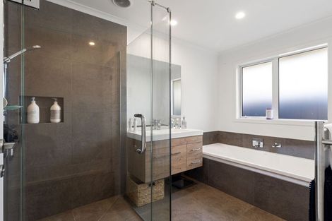 Photo of property in 111 Johnstone Drive, Fitzherbert, Palmerston North, 4410