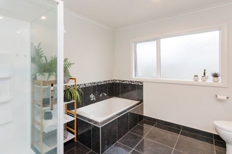 Photo of property in 41 Coutts Way, Fitzherbert, Palmerston North, 4410