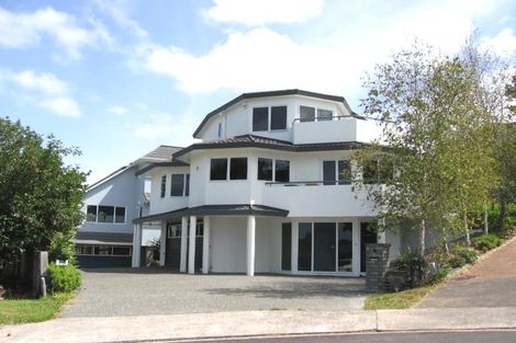 Photo of property in 2/22 Ronald Macken Place, Windsor Park, Auckland, 0632