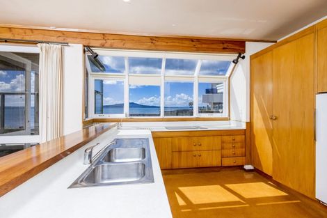 Photo of property in 39 Ocean View Road, Milford, Auckland, 0620