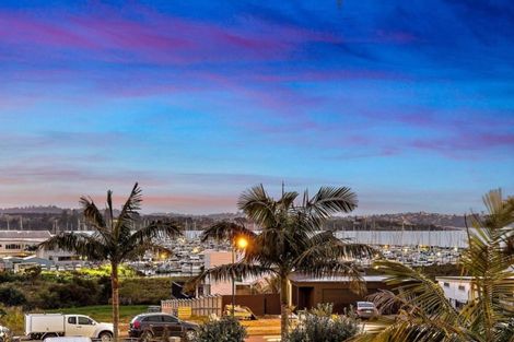 Photo of property in 3 Lupetti Rise, West Harbour, Auckland, 0618