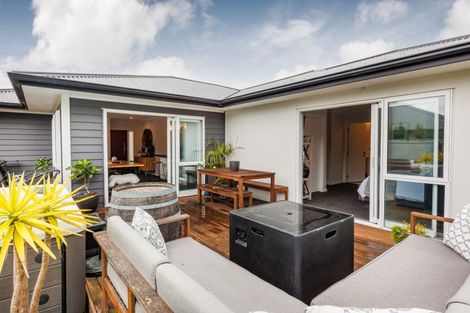 Photo of property in 41 Coutts Way, Fitzherbert, Palmerston North, 4410